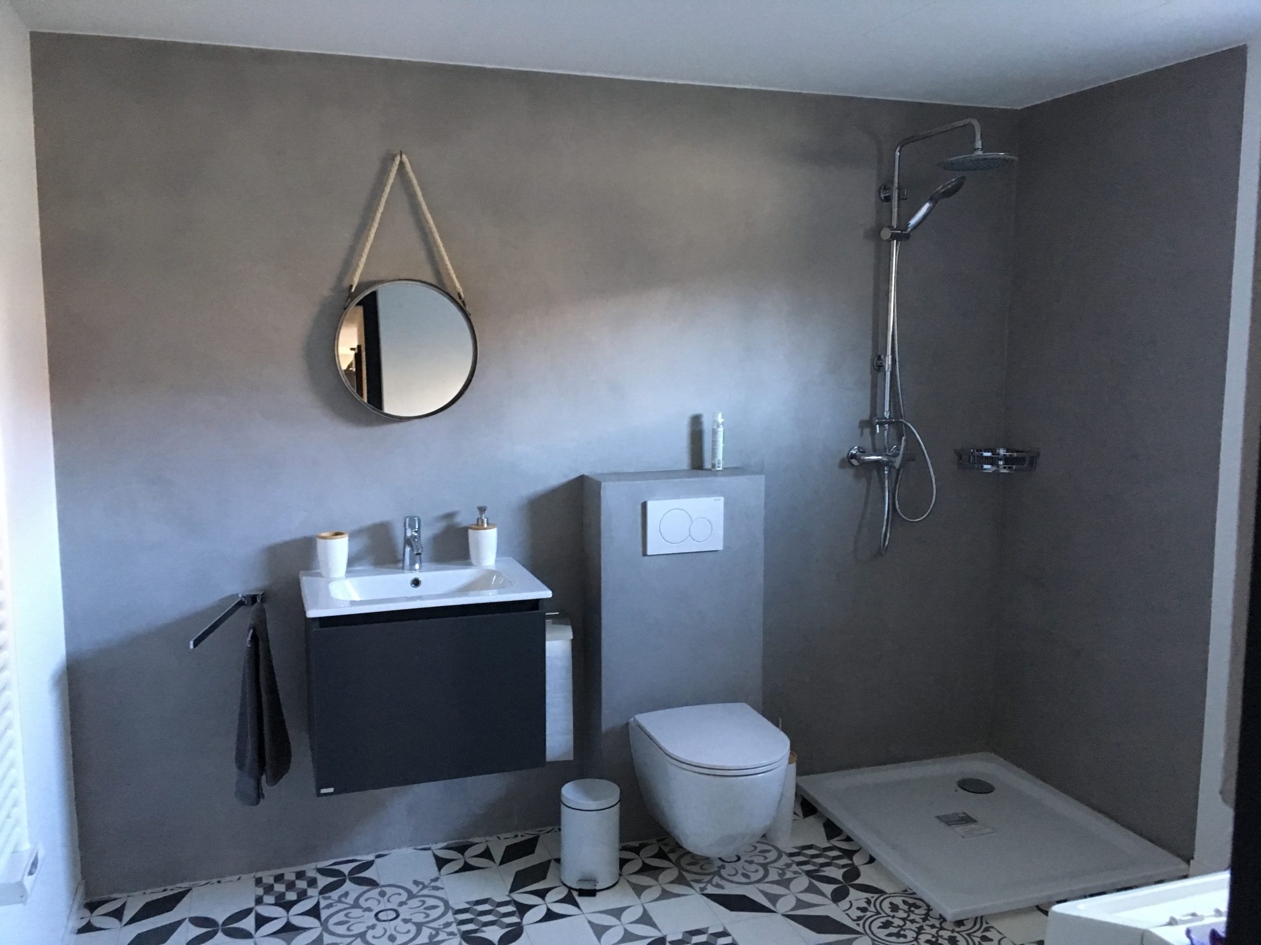 Intérieur de chalet en bois massif rénové en matériaux naturels par Bio Rénovation