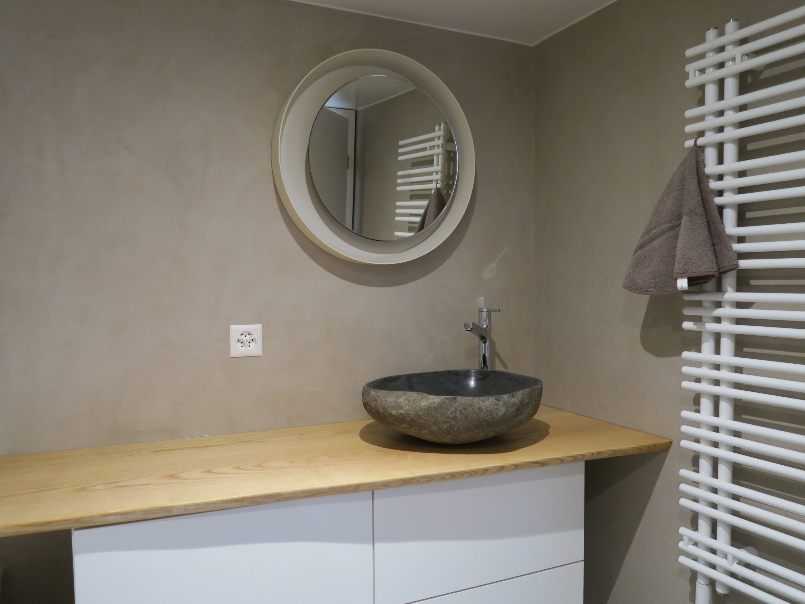 Salle de bains rénovée à la chaux naturelle, avec luminaires artisanaux et bois brut — chantier Bio Rénovation